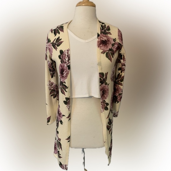 Charlotte Russe Floral Cardigan - Picture 1 of 6